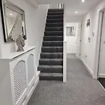 Classic 2 Bed Apartment In Oldkent Road