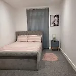Classic 2 Bed Apartment In Oldkent Road