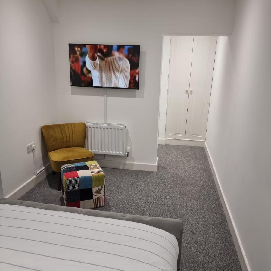 Classic 2 Bed In Oldkent Road Apartment London