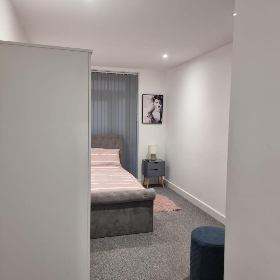 Classic 2 Bed In Oldkent Road Apartment London